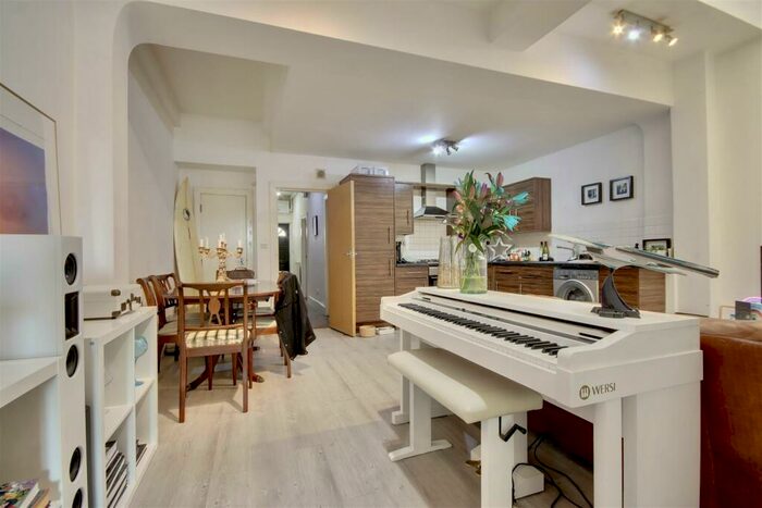 3 Bedroom Flat To Rent In Milton Road, Southsea, PO4