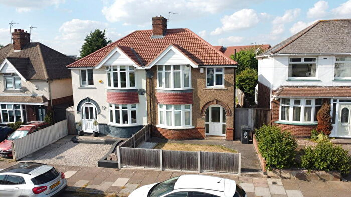 3 Bedroom Semi-Detached House For Sale In Savernake Road, Leicester, LE4