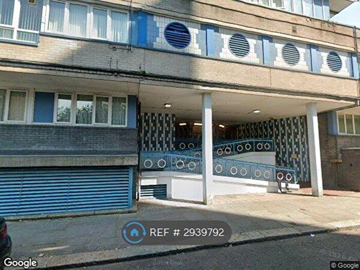 3 Bedroom Flat To Rent In Holmefield House, London, W10