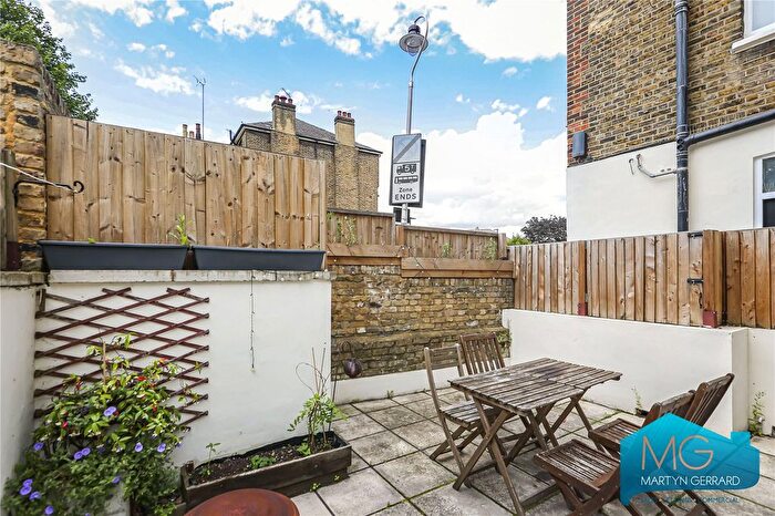 3 Bedroom Flat For Sale In Brecknock Road, Holloway, London, N19