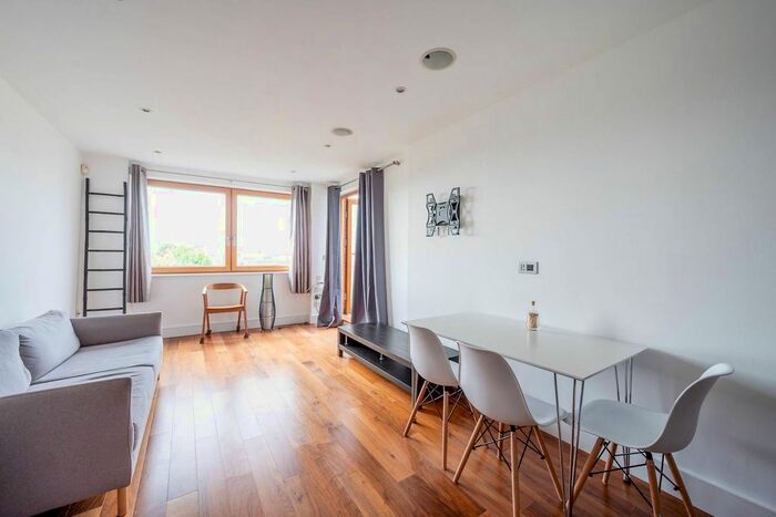 2 Bedroom Flat To Rent In Upper Richmond Road, Putney, London, SW15