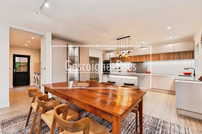 5 Bedroom Property To Rent In Chartland Close, Leatherhead, KT23
