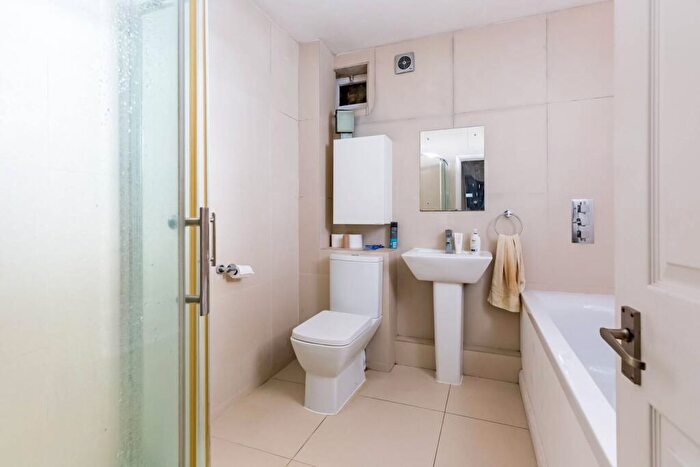 2 Bedroom Flat For Sale In Campbell Road, Bow, London, E3