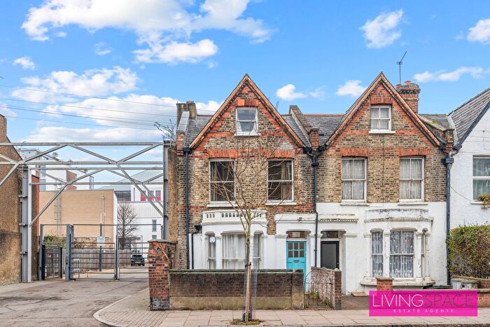 4 Bedroom Semi-Detached House To Rent In Gillespie Road, London, N5