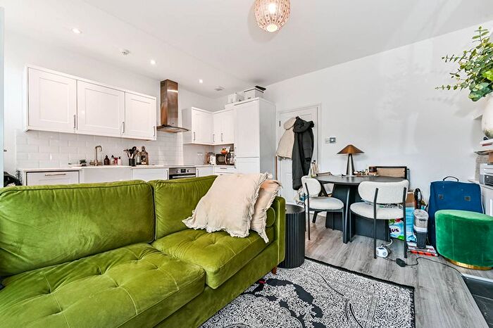 2 Bedroom Flat To Rent In Birnam Road, Finsbury Park, London, N4