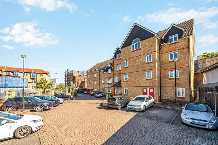 2 Bedroom Flat For Sale In Bordeston Court, The Ham, Brentford, TW8