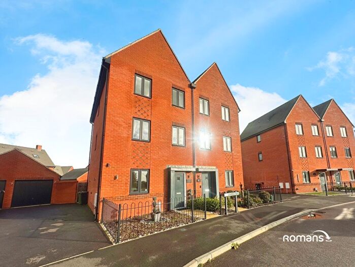 3 Bedroom Semi Detached House For Sale In Linseed Way, Basingstoke, Hampshire, RG23