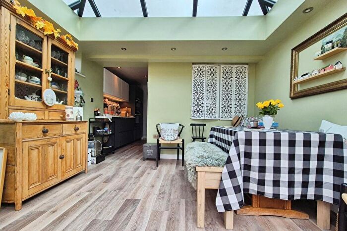 1 Bedroom Bungalow For Sale In The Leys, Clevedon, North Somerset, BS21