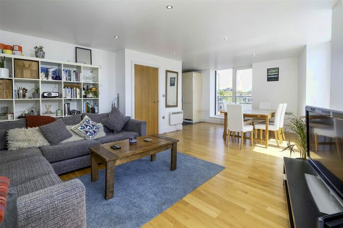 3 Bedroom Flat To Rent In Drayton Park, London, N5