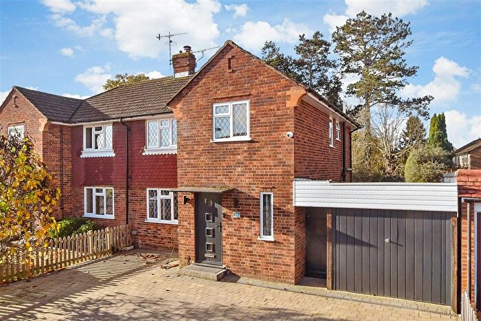 3 Bedroom Semi-Detached House For Sale In Benhams Drive, Horley, Surrey, RH6