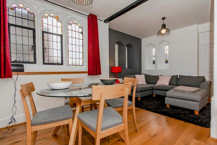 2 Bedroom Maisonette To Rent In Creighton Avenue, London, N2