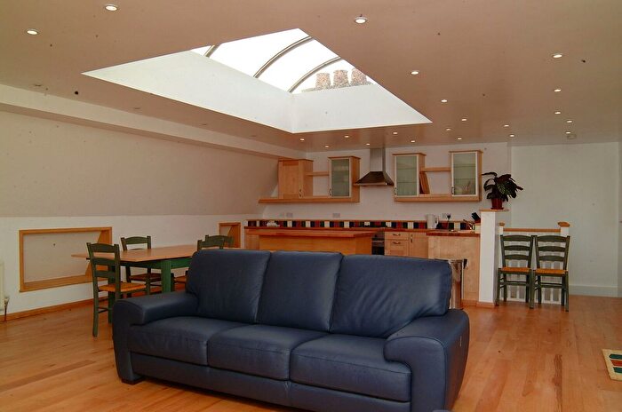 4 Bedroom Flat For Sale In Chiswick High Road, Chiswick, London, W4
