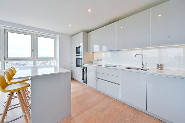 3 Bedroom Flat To Rent In Deacon Street, Elephant And Castle, London, SE17