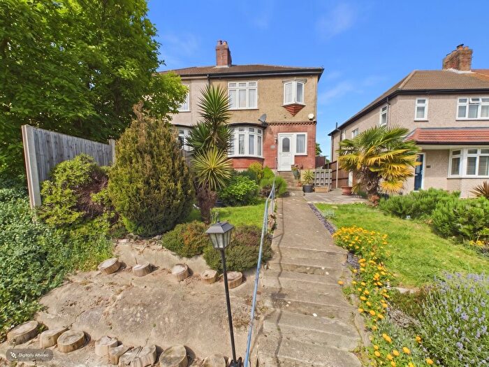 3 Bedroom Semi-detached House For Sale In Heron Hill, Belvedere, Kent, DA17