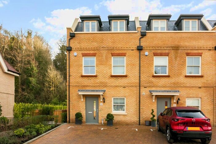 3 Bedroom End Of Terrace House To Rent In Jubilee Mews Taplow Riverside, SL6