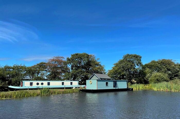 2 Bedroom Houseboat To Rent In Blagdon Water, Holsworthy, EX22