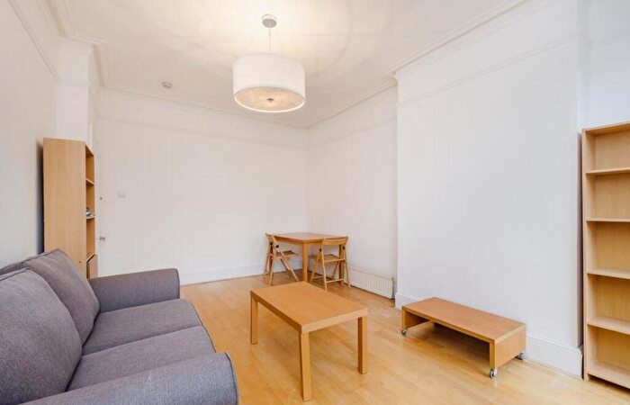 2 Bedroom Apartment To Rent In Grove End Road, St Johns Wood, London, NW8