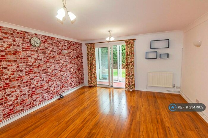 2 Bedroom Flat To Rent In Battys Barn Close, Wokingham, RG40