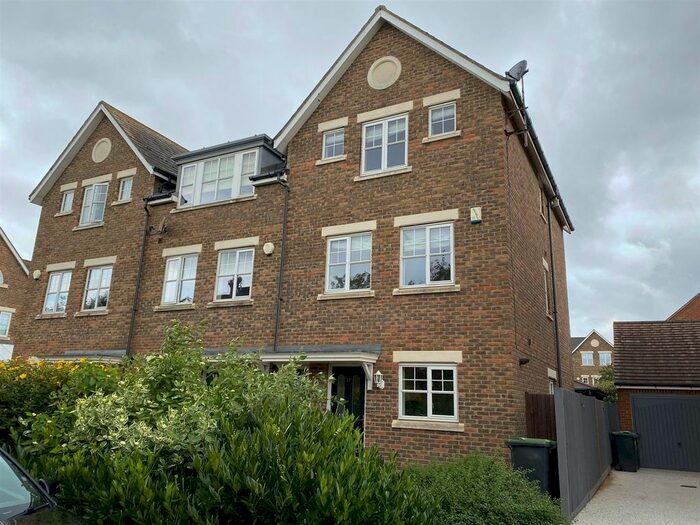 4 Bedroom Town House To Rent In Baxter Way, Kings Hill, ME19