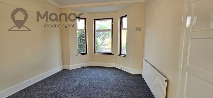 2 Bedroom Flat To Rent In Courtland Avenue, Ilford, IG1