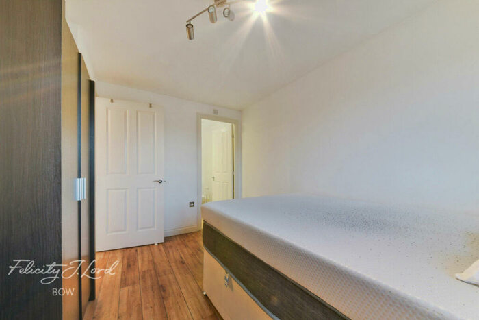 2 Bedroom Apartment For Sale In Locksons Close, London, E14