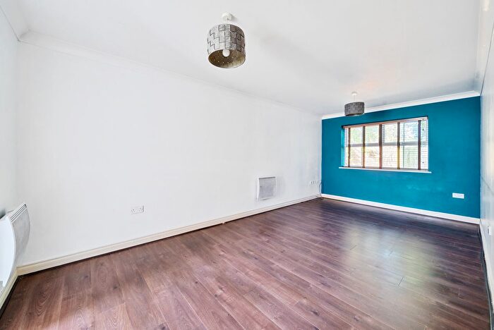 2 Bedroom Flat For Sale In International Way, Sunbury-On-Thames, TW16