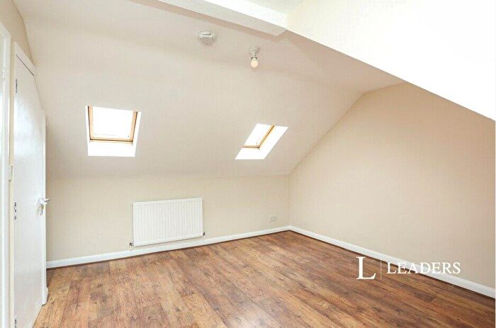3 Bedroom Flat To Rent In Sundridge Parade, Plaistow Lane, Bromley, BR1