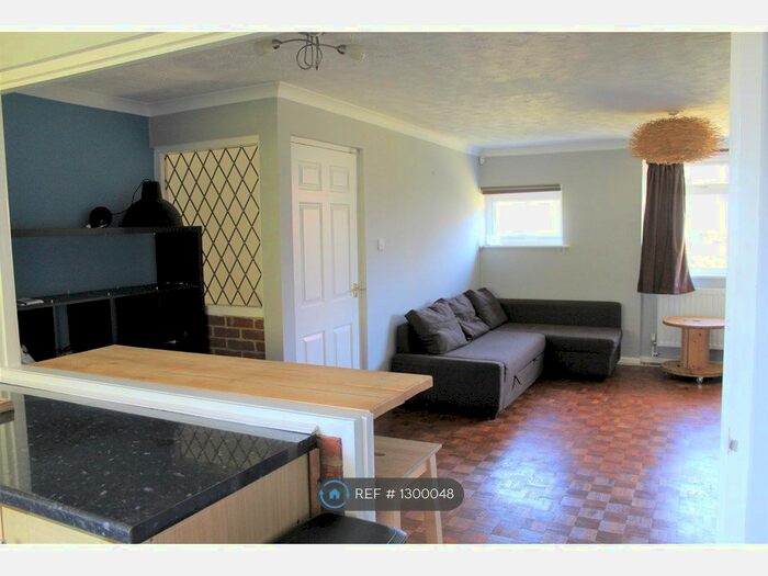 2 Bedroom Flat To Rent In Dove Court, Alton GU34