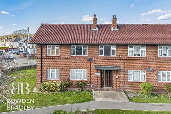 1 Bedroom Flat For Sale In The Glade, Clayhall, IG5