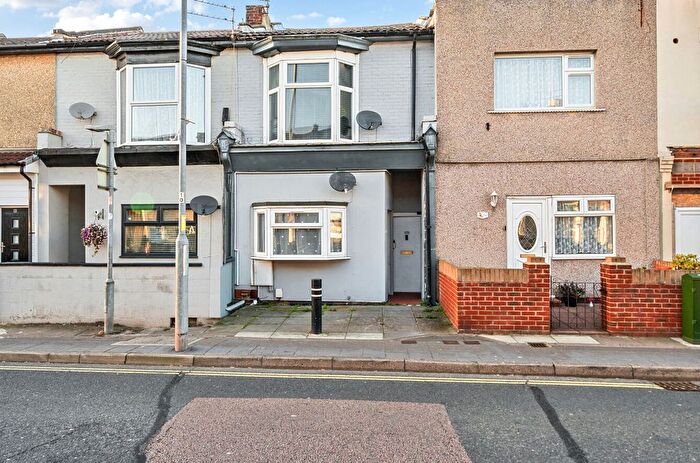2 Bedroom Flat For Sale In New Road, Portsmouth, Hampshire, PO2