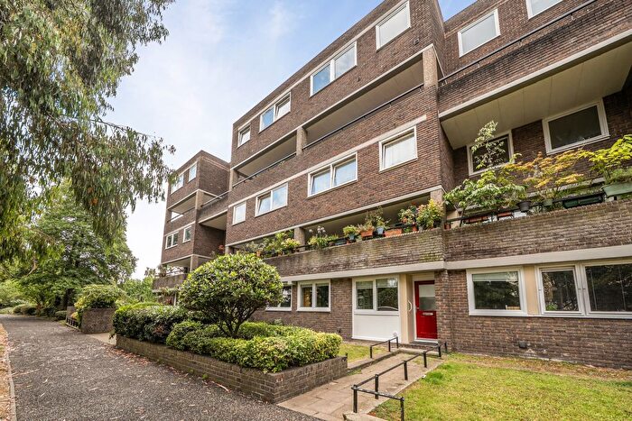 3 Bedroom Flat For Sale In Justin Close, Brentford, TW8