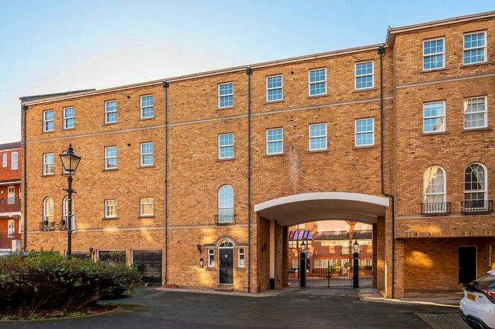 2 Bedroom Flat For Sale In Edward Square, Rotherhithe, London, SE16