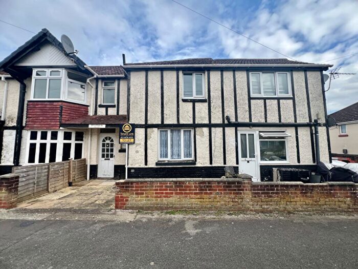 2 Bedroom Flat To Rent In Litchfield Road, SO18