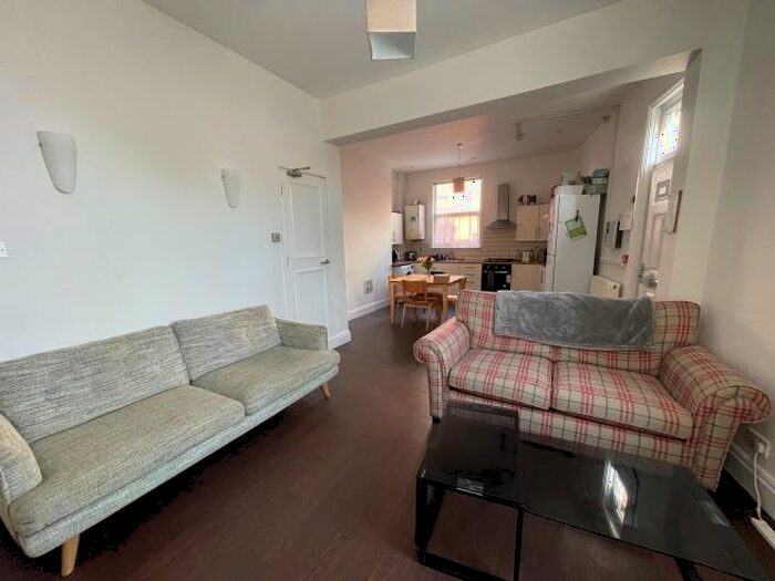 5 Bedroom Terraced House To Rent In Moorfield Street, Leeds, West Yorkshire, LS2