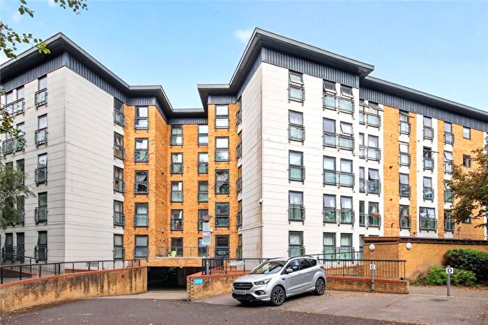 2 Bedroom Apartment For Sale In Mount Lane, Bracknell, Berkshire, RG12