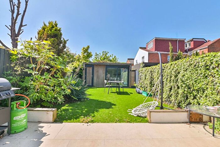 2 Bedroom Flat To Rent In Larch Road, Cricklewood, London, NW2