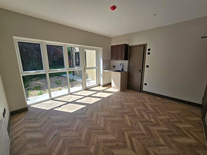 Studio To Rent In Green Lane, Shepperton, TW17