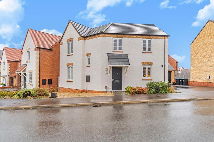 3 Bedroom Detached House For Sale In Kestrel Crescent, Witney, OX28