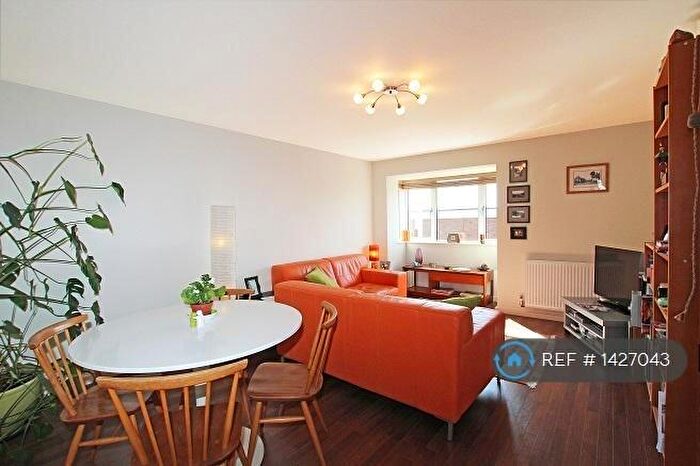 3 Bedroom Flat To Rent In Oaklands Court, Chichester, PO19