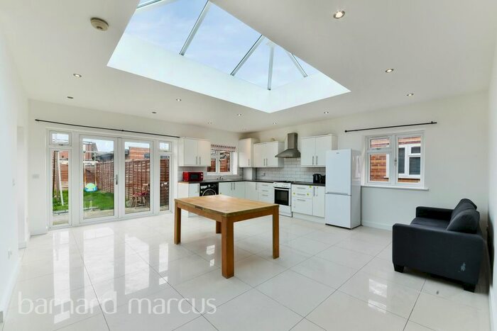 3 Bedroom Bungalow To Rent In Parkfield Crescent, Feltham, TW13