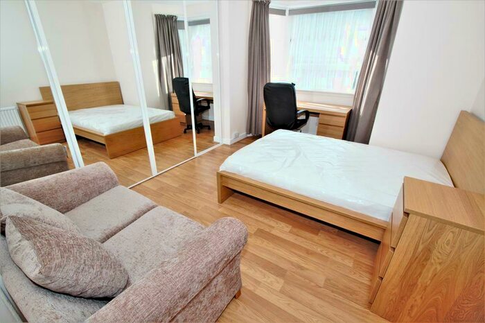 3 Bedroom Flat To Rent In Powis Crescent, Aberdeen, AB24