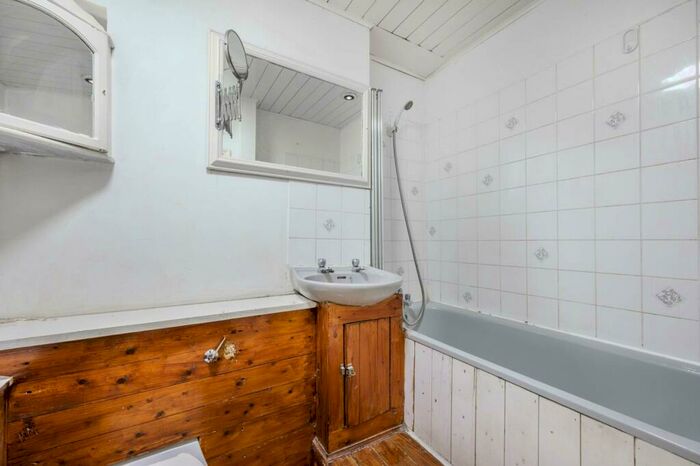 2 Bedroom Flat For Sale In West End Lane, West Hampstead, London, NW6
