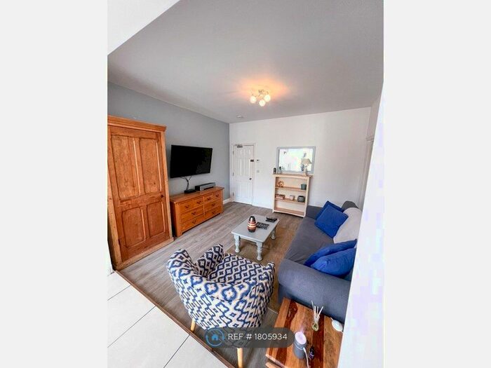 2 Bedroom Flat To Rent In Upper Station Road, Bristol, BS16