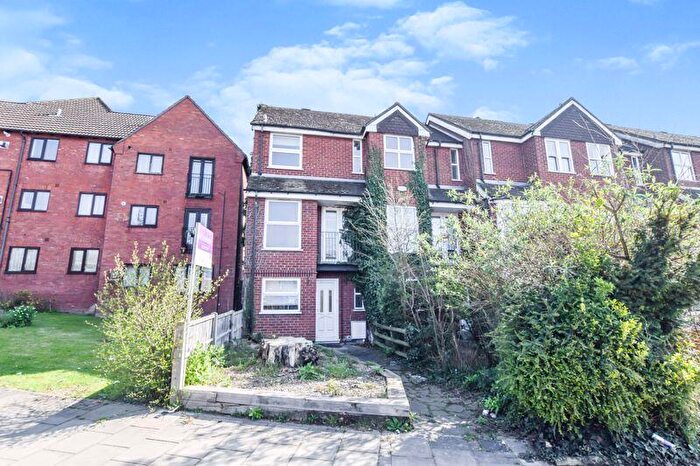 3 Bedroom Town House To Rent In Shakespeare Road, Poets Area, Bedford, MK40