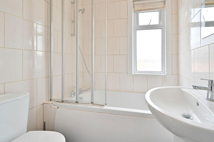 3 Bedroom Semi-Detached House For Sale In Camp Road, St Albans, AL1