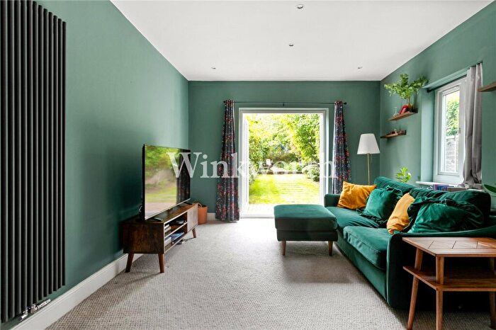 2 Bedroom Apartment For Sale In Meadowcroft Road, London, N13