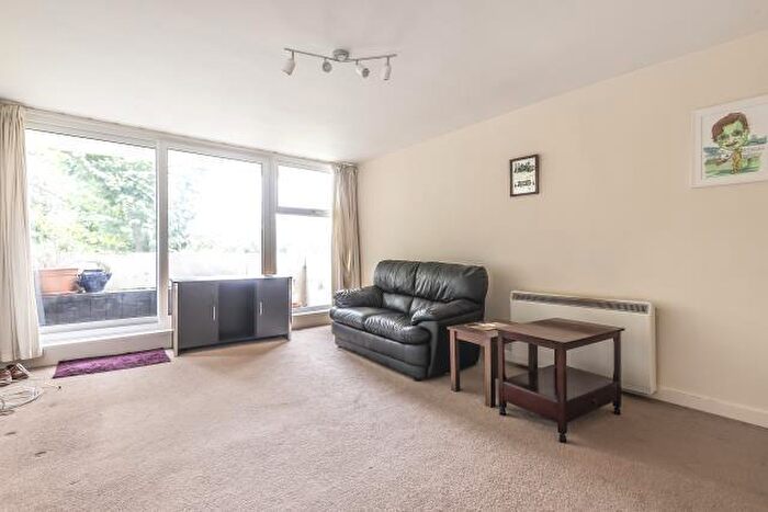 2 Bedroom Apartment To Rent In Park Drive, Woking, GU22