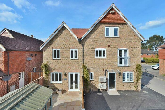 2 Bedroom Apartment To Rent In Orchard Close, Elstead, GU8