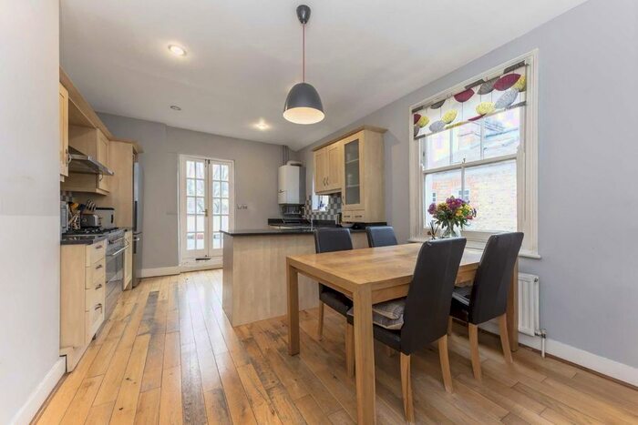 3 Bedroom Flat To Rent In Shandon Road, London, SW4