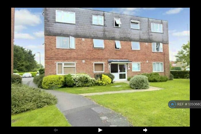 2 Bedroom Flat To Rent In Charminster Close, Swindon, SN3